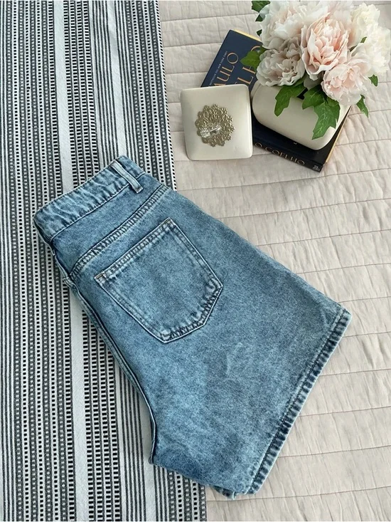 Used Classic High-Rise Denim Shorts in Light Blue - Picture 6 of 9